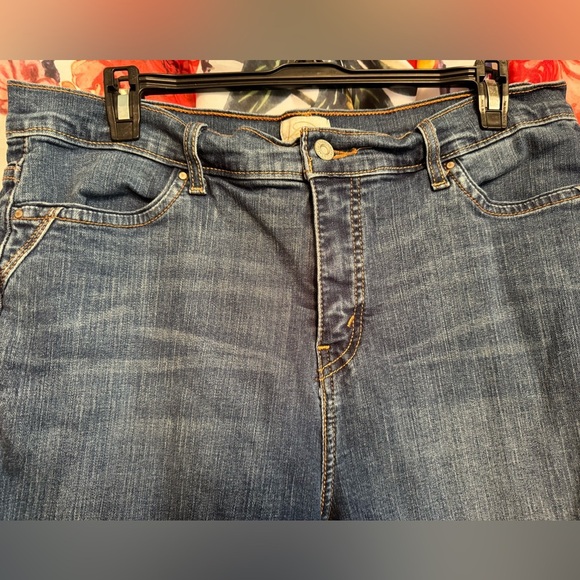 Levi's 512 Perfectly Slimming Capri Jeans - Picture 3 of 10